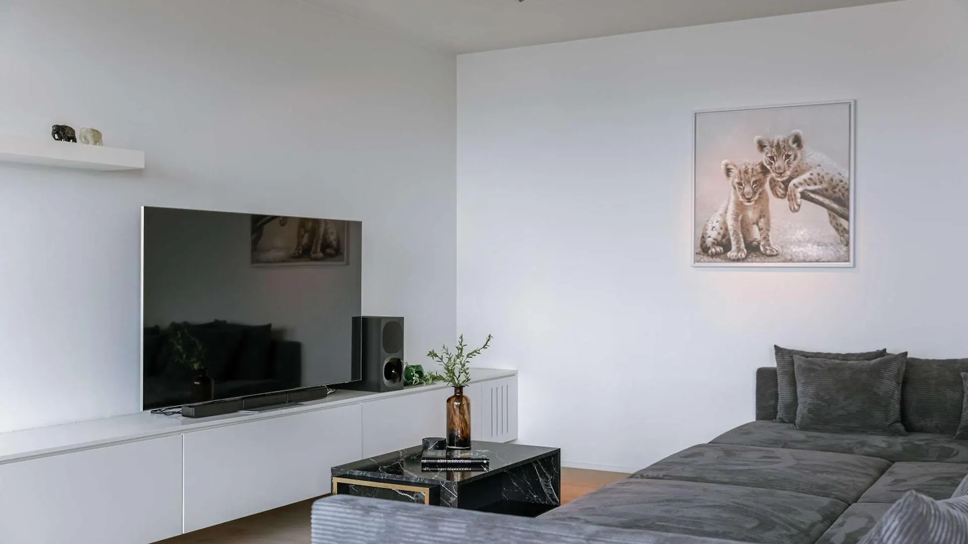 Modern Antwerp Apartment With City Views & 2 Bedrooms 0*,  Belgien