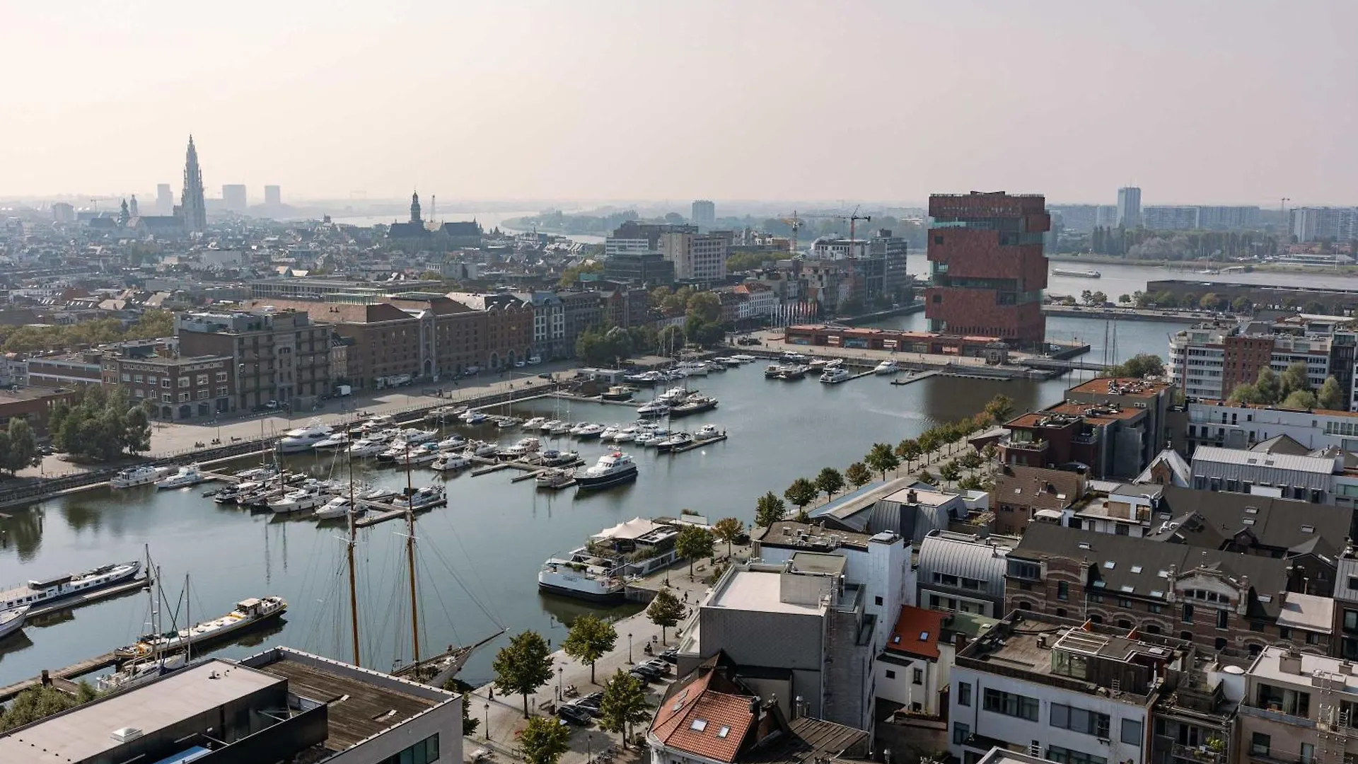 Modern Antwerp Apartment With City Views & 2 Bedrooms 0*,  Bélgica