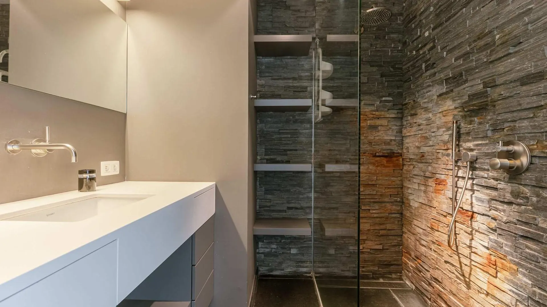 Modern Antwerp Apartment With City Views & 2 Bedrooms Bélgica